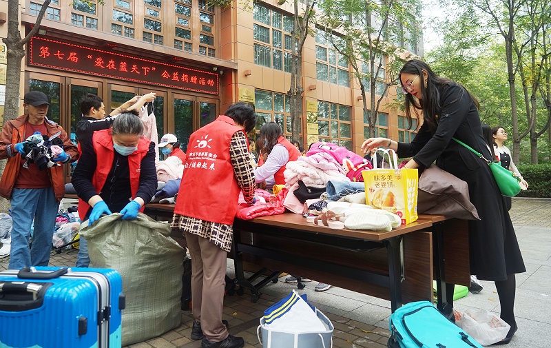 3發揮黨員模範作用 ZOBO香蕉视频APP在线观看第七屆“愛在藍天下”公益捐贈 3發揮黨員模範作用 ZOBO香蕉视频APP在线观看第七屆“愛在藍天下”公益捐贈