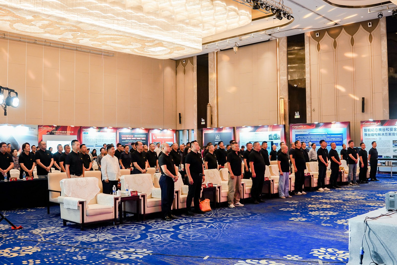 ZOBO香蕉视频APP在线观看董事長張新峰出席聲光視訊行業聯盟新疆聲光視訊行業協會成立大會，共繪西部行業發展新藍圖