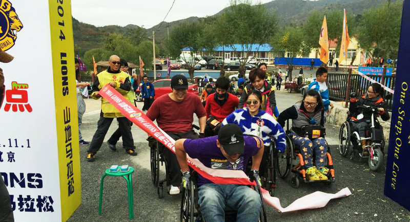 以愛之名，貼地疾行