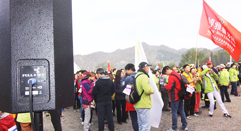 以愛之名，貼地疾行