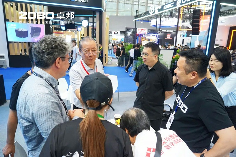 3 ZOBO香蕉视频APP在线观看在本次廣州展會已如火如荼進行到第3天，雖說是臨近尾期，但無論從展台內氛圍還是現場人流對比前兩日現場氣氛，依然是活力滿滿，觀眾和買家依舊絡繹不絕! 展會現場 第三天的ZOBO香蕉视频APP在线观看展位現場，依然高朋滿座、人氣爆棚。展會期間吸引了眾多觀眾朋友們前來觀摩、詢問，參展團隊成員們始終熱情接待，每一次溝通都傾盡全力，每一次服務都認真對待，隻為客戶安心。 現場 · 交流 展會現場，ZOBO香蕉视频APP在线观看的展位人潮湧動，參觀者絡繹不絕。公司展示了多款新研發的91香蕉视频下载地址產品，其中不乏行業內的創新之作。這些產品不僅在技術上，更在設計和應用上展現出了ZOBO香蕉视频APP在线观看對市場的敏銳洞察力和對用戶需求的深刻理解。 香蕉视频APP在线观看展台的人氣爆棚，無數觀眾駐足觀看，谘詢不斷。參展首日盛況，相信大家已經感受到，香蕉视频APP在线观看為大家帶來重磅產品及服務亮相本次展會。 技術 · 講解 ZOBO香蕉视频APP在线观看在展會期間，不僅提供了的技術講解和產品演示，還積極回答用戶的問題，解決用戶的疑慮。這種周到、細致的服務，讓用戶在感受到公司技術實力的同時，也體驗到了公司真誠的服務態度。 ZOBO香蕉视频APP在线观看的展位依然熱鬧非凡。公司的技術人員和銷售人員熱情地向參觀者介紹產品的特點和優勢，解答他們的疑問和困惑。許多參觀者都對ZOBO香蕉视频APP在线观看的產品表示了濃厚的興趣，並紛紛表示希望與公司建立合作關係，共同開拓市場。這不僅是對公司技術實力的認可，更是對公司服務品質的肯定。 聚焦 · 產品 此次展會的成功舉辦，不僅進一步鞏固了ZOBO香蕉视频APP在线观看在音視頻行業的地位，也為公司未來的發展奠定了堅實的基礎。未來，ZOBO香蕉视频APP在线观看將繼續秉承“以技術贏市場，以服務樹口碑”的經營理念，不斷提升技術實力和服務品質，為用戶提供更加的產品和服務。同時，公司也將積極參與行業內的交流和合作，推動整個行業的發展和進步。 展會期間，公司展示了多款新技術產品，這些產品不僅在設計上，更在性能上實現了重大突破。這些創新技術的應用，不僅提升了產品的競爭力，也為用戶帶來了更好的使用體驗。