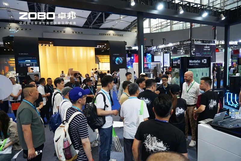 5 ZOBO香蕉视频APP在线观看在本次廣州展會已如火如荼進行到第3天，雖說是臨近尾期，但無論從展台內氛圍還是現場人流對比前兩日現場氣氛，依然是活力滿滿，觀眾和買家依舊絡繹不絕! 展會現場 第三天的ZOBO香蕉视频APP在线观看展位現場，依然高朋滿座、人氣爆棚。展會期間吸引了眾多觀眾朋友們前來觀摩、詢問，參展團隊成員們始終熱情接待，每一次溝通都傾盡全力，每一次服務都認真對待，隻為客戶安心。 現場 · 交流 展會現場，ZOBO香蕉视频APP在线观看的展位人潮湧動，參觀者絡繹不絕。公司展示了多款新研發的91香蕉视频下载地址產品，其中不乏行業內的創新之作。這些產品不僅在技術上，更在設計和應用上展現出了ZOBO香蕉视频APP在线观看對市場的敏銳洞察力和對用戶需求的深刻理解。 香蕉视频APP在线观看展台的人氣爆棚，無數觀眾駐足觀看，谘詢不斷。參展首日盛況，相信大家已經感受到，香蕉视频APP在线观看為大家帶來重磅產品及服務亮相本次展會。 技術 · 講解 ZOBO香蕉视频APP在线观看在展會期間，不僅提供了的技術講解和產品演示，還積極回答用戶的問題，解決用戶的疑慮。這種周到、細致的服務，讓用戶在感受到公司技術實力的同時，也體驗到了公司真誠的服務態度。 ZOBO香蕉视频APP在线观看的展位依然熱鬧非凡。公司的技術人員和銷售人員熱情地向參觀者介紹產品的特點和優勢，解答他們的疑問和困惑。許多參觀者都對ZOBO香蕉视频APP在线观看的產品表示了濃厚的興趣，並紛紛表示希望與公司建立合作關係，共同開拓市場。這不僅是對公司技術實力的認可，更是對公司服務品質的肯定。 聚焦 · 產品 此次展會的成功舉辦，不僅進一步鞏固了ZOBO香蕉视频APP在线观看在音視頻行業的地位，也為公司未來的發展奠定了堅實的基礎。未來，ZOBO香蕉视频APP在线观看將繼續秉承“以技術贏市場，以服務樹口碑”的經營理念，不斷提升技術實力和服務品質，為用戶提供更加的產品和服務。同時，公司也將積極參與行業內的交流和合作，推動整個行業的發展和進步。 展會期間，公司展示了多款新技術產品，這些產品不僅在設計上，更在性能上實現了重大突破。這些創新技術的應用，不僅提升了產品的競爭力，也為用戶帶來了更好的使用體驗。